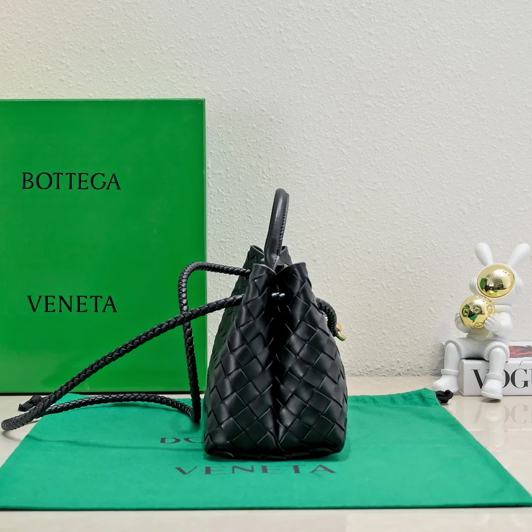 Batch 1960 #Bottega Veneta new horizontal Andiamo handbag, many stars have the same style 🎈 Classic full-body leather weaving with golden rope buckle, stable and chic enough [proud] The whole body is made of Nappa sheep leather, comfortable, soft and dynamic. The sliding metal rope buckle can adjust the shoulder strap, single shoulder / handbag / crossbody, multiple carrying methods, large bag capacity, suitable for commuting / daily / travel This bag is divided into small/medium/large sizes. There is always one that suits you, so take me with you🎀🎀 Size: 29x18x10 Model: 6463#